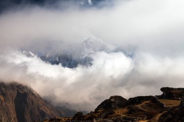 Himalayalar, Nepal, dağlarda Everest merkez kampa giden hiking izinde.