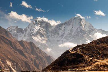 Himalayalar, Nepal, dağlarda Everest merkez kampa giden hiking izinde.