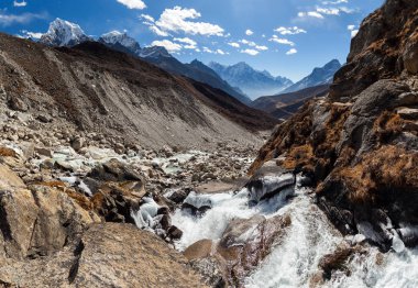 Himalayalar, Nepal, dağlarda Everest merkez kampa giden hiking izinde.