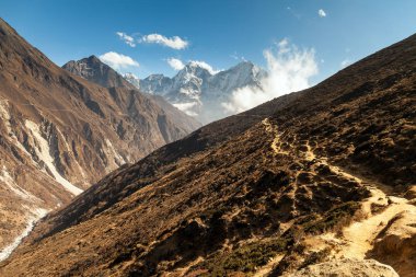 Himalayalar, Nepal, dağlarda Everest merkez kampa giden hiking izinde.