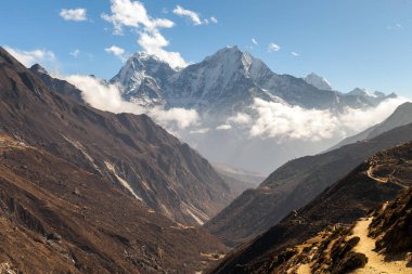 Himalayalar, Nepal, dağlarda Everest merkez kampa giden hiking izinde.