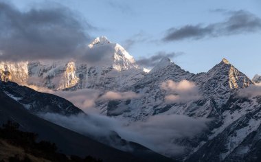 Himalayalar, Nepal, dağlarda Everest merkez kampa giden hiking izinde.