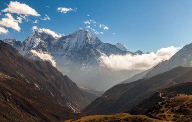 Himalayalar, Nepal, dağlarda Everest merkez kampa giden hiking izinde.