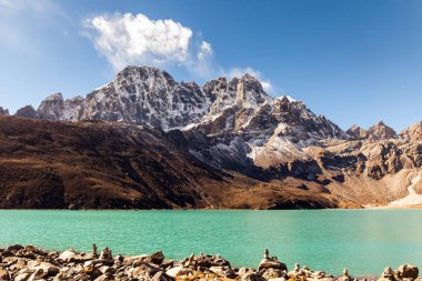 Gokyo, göl Dudh Pokhari, zirveye Gokyo RI görüntüleyin. Himalayalar.