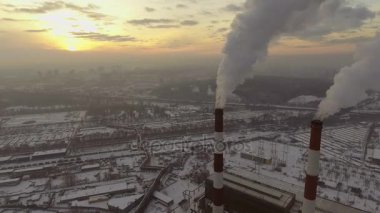Bir tüp ile kış günbatımı dumana havadan görünümü