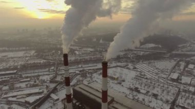 Bir tüp ile kış günbatımı dumana havadan görünümü
