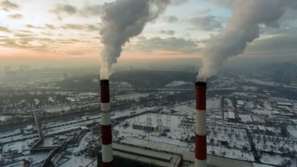 Угольная электростанция, выбрасывающая углекислый газ из дымовых труб — стоковое видео