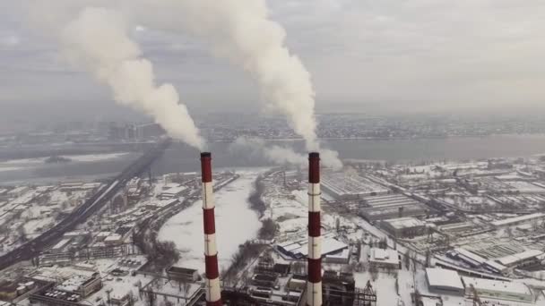 Вид с воздуха на дымовые трубы — стоковое видео