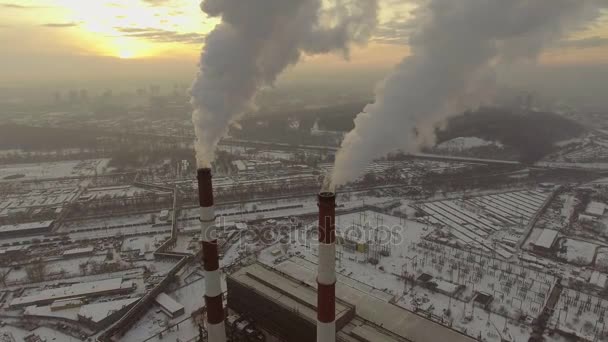 Вид с воздуха на трубу с дымом на зимнем закате — стоковое видео
