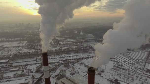 Grande planta no fundo da cidade. Tubos jogando fumaça no céu — Vídeo de Stock