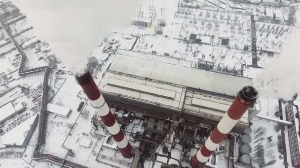 Gran planta en el fondo de la ciudad. Tubos arrojando humo al cielo — Vídeo de stock