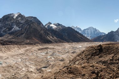 Lobuche yakınındaki buzultaş üzerinden Lhotse ve Nuptse - Nepal Himalayalar için görüntüleyin