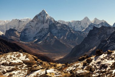 Ama Dablam dağ. Güneş yamaçlarda aydınlatır. Himalaya Dağları, Nepal.