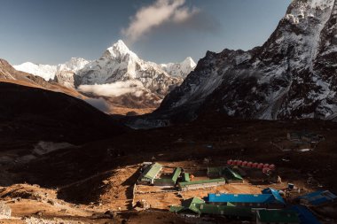 Ama Dablam dağ. Güneş yamaçlarda aydınlatır. Himalaya Dağları, Nepal.