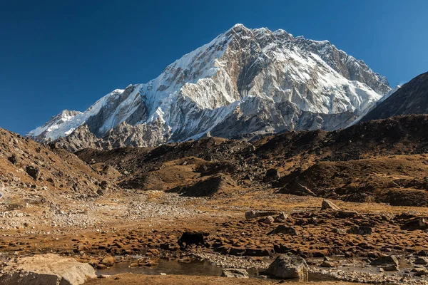 从 Lobuche 到洛子峰和努-尼泊尔, 喜马拉雅山的看法 — 图库照片