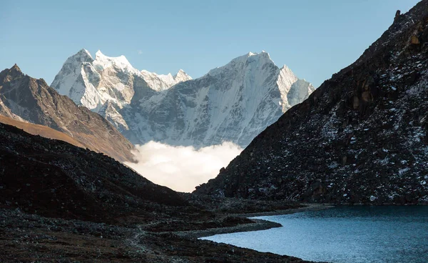 Himalaya. Gokyo Ri, Montañas de Nepal, picos altos cubiertos de nieve y lago no muy lejos del Everest . —  Fotos de Stock