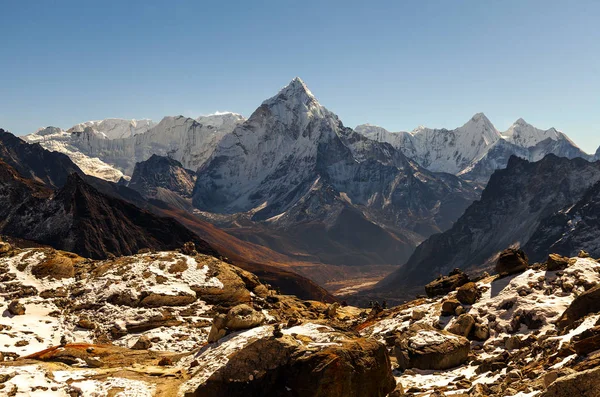 Ama Dablam dağ. Güneş yamaçlarda aydınlatır. Himalaya Dağları, Nepal.