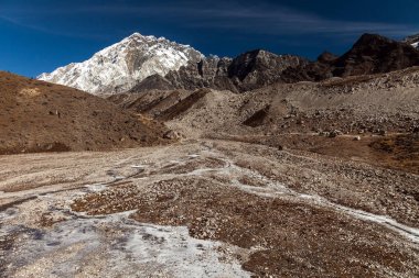 Lobuche yakınındaki buzultaş üzerinden Lhotse ve Nuptse - Nepal Himalayalar için görüntüleyin