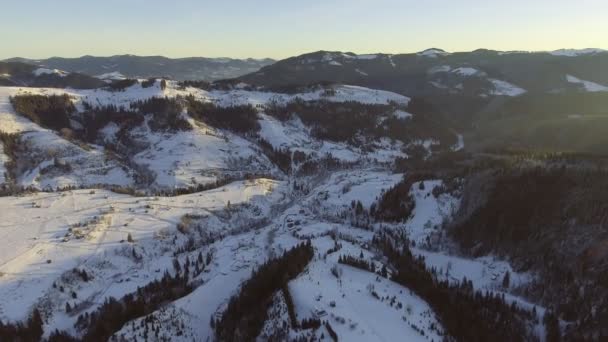 Vliegen over sneeuw winterlandschap. Luchtfoto — Stockvideo