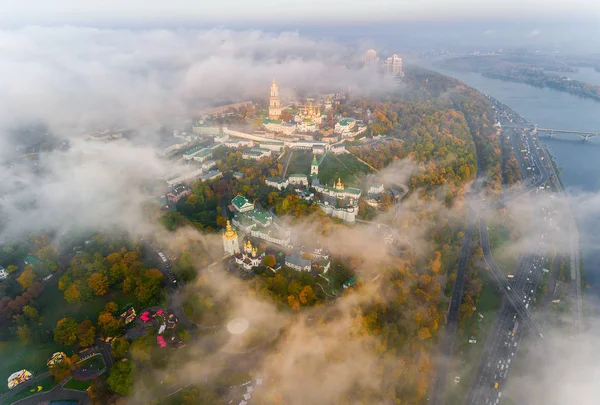 Vista AERIAL da Lavra Kiev-Pechersk em Kiev. Ucrânia — Fotografia de Stock