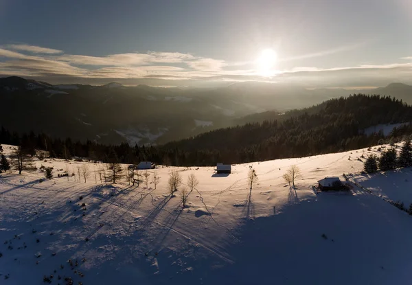 Légi kilátás téli erdő borított hó. drón fotózás - panoráma kép — Stock Fotó