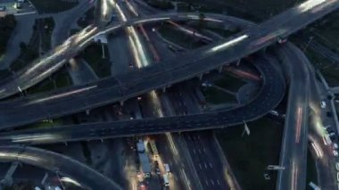 Genel gider üstgeçidin karmaşık yol kavşağı karayolu. Gece ışık, gün batımı. Yüksek irtifa drone uçuş.