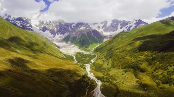 Vale da montanha no sopé do Monte. Shkhara. Upper Svaneti, Geórgia, Europa. Montanhas Cáucaso . — Vídeo de Stock