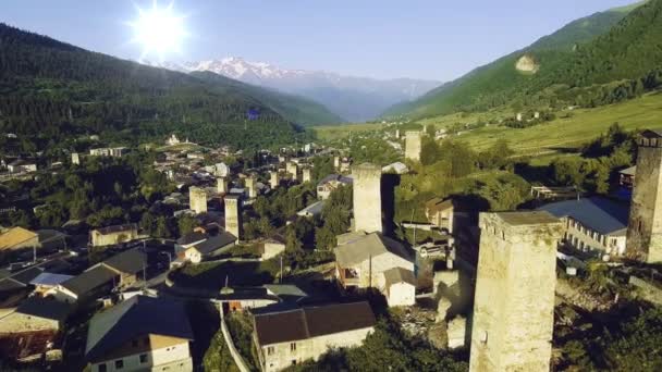 Überblick über die Mestia, berühmt für ihre Svan-Türme, im bergigen Nordwesten Georgiens im Kaukasus — Stockvideo