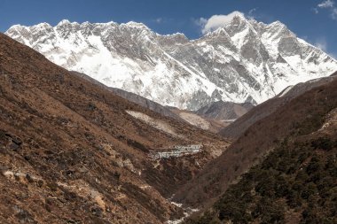 Everest ve Lhotse görünümü güzel bulutlar, Khumbu Vadisi, Solukhumbu, Nepal Himalayalar ile
