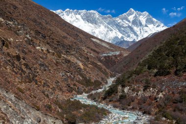 Gün batımı kırmızı renkli görünümü ve Everest Lhotse güzel bulutlu, Khumbu Vadisi, Solukhumbu, Nepal Himalayalar akşam