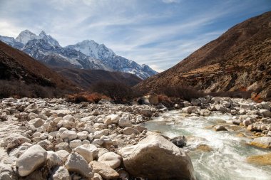Himalayalar, Nepal, dağlarda Everest merkez kampa giden hiking izinde.
