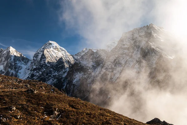 Berge im Himalaya, Nepal, auf dem Wanderweg zum ewigsten Basislager. — Stockfoto