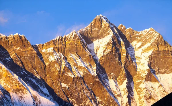 傍晚日落红色的珠穆朗玛峰和洛子峰与美丽的云彩, 昆布山谷, Solukhumbu, 尼泊尔喜马拉雅景色 图库图片