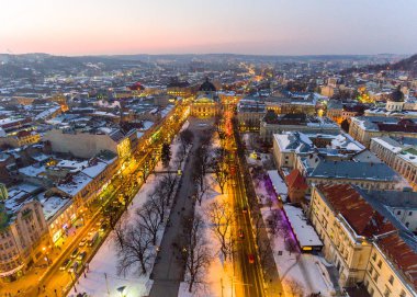 Anteni Old City Lviv, orta eski şehir bölüm. Avrupa şehir. Lviv Opera. Ukrayna.