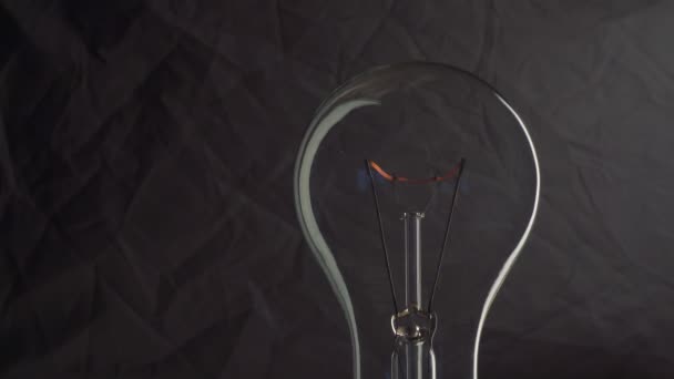 Лампочка на темному фоні — стокове відео