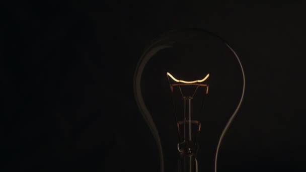 Light bulb on black background. Idea light bulb — Stock Video