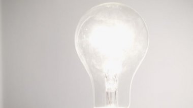 Beyaz arkaplanda ampul