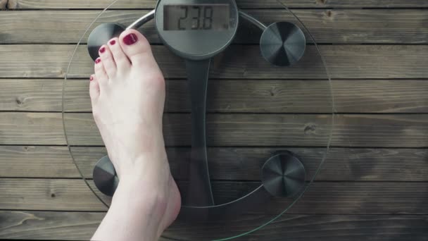 Peso de medición femenino en la escala de salud — Vídeos de Stock