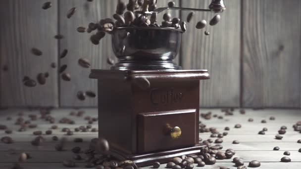 Kaffeebohnen fallen in die alte Mühle. Zeitlupe — Stockvideo