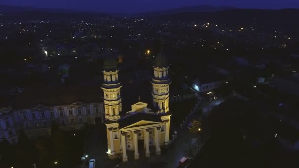 Vista aérea de la ciudad nocturna, Uzhgorod, Ucrania — Vídeo de stock