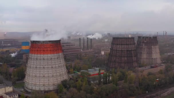 Tubos de fábrica durante el amanecer. alta por encima de la planta metalúrgica y la nube de humo viene de la chimenea . — Vídeos de Stock