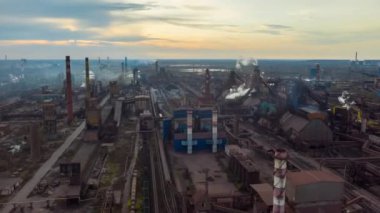 Hava Hızı Zaman atlaması. Güneş doğarken çelik fabrikası boruları.