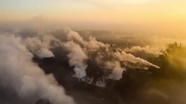Hiperlapso aéreo lapso de tempo. Tubos de fábrica de aço durante o nascer do sol. alta acima da planta metalúrgica e nuvem de fumaça está vindo da chaminé . — Vídeo de Stock