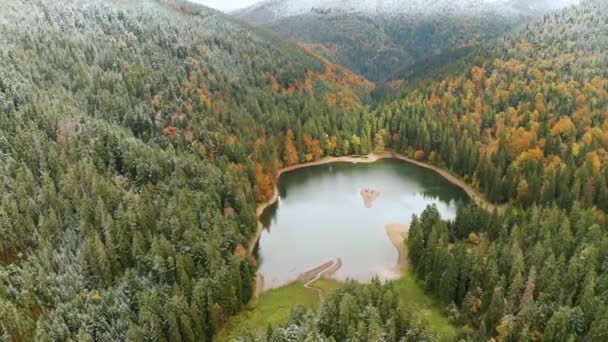 Воздушное видео красивых Голубых озер Украины. Путешествие по Европе — стоковое видео