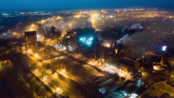 Aerial Hyperlapse Time lapse, Nacht scène van industriële elektriciteitscentrale — Stockvideo