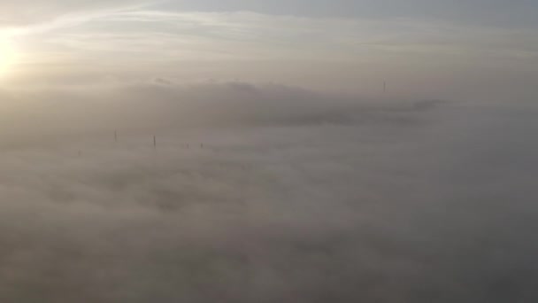 Політ над вечірніми хмарами з пізнім сонцем . — стокове відео