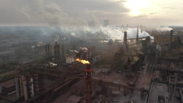 Tubos de fábrica de aço durante o nascer do sol. alta acima da planta metalúrgica e nuvem de fumaça está vindo da chaminé — Vídeo de Stock