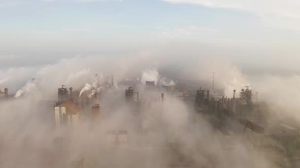 Acélgyár csövek napkeltekor. magasan a kohászati üzem felett és füstfelhő jön a kéményből — Stock videók