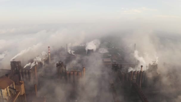 Tubos de fábrica de acero durante el amanecer. alta por encima de la planta metalúrgica y la nube de humo viene de la chimenea — Vídeos de Stock