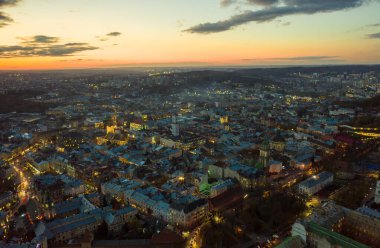 Gün batımında çatıların üstünde. Eski Avrupa şehri. Ukrayna Lviv